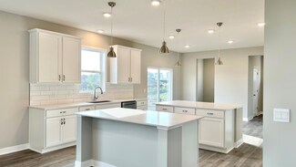 1734 Rainier Dr, Shakopee, MN 55379