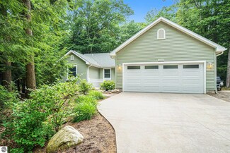 13169 N Knollwood Dr, Northport, MI 49670