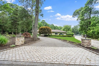 109 Oakside Dr, Smithtown, NY 11787
