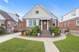 215 Sheridan Blvd, Mineola, NY 11501