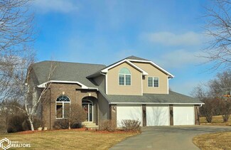 906 Fox Run Dr, Oskaloosa, IA 52577