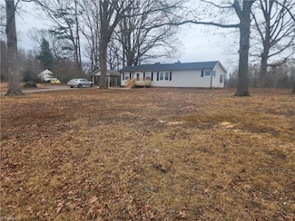 621 Summit Dr, Lexington, NC 27295