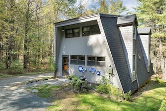 402 Marsh Family Rd, Hartford, VT 05047