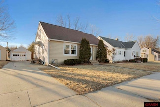 813 Range St, North Mankato, MN 56003