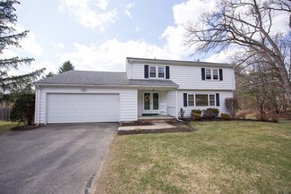 8 Hilltop Rd, Plaistow, NH 03865