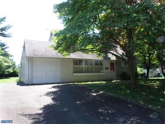 8 Larkspur Rd, Levittown, PA 19056