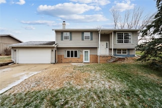 82 Main St, Lowden, IA 52255