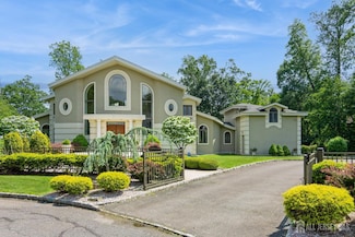 27 Mare Haven Ct, North Brunswick, NJ 08902