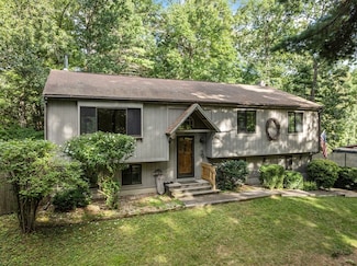 6 Jerry Rd, Sturbridge, MA 01566