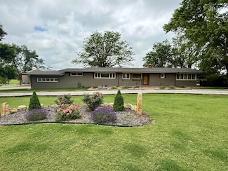 315 Point Dr, Great Bend, KS 67530