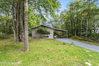 1065 Clover Rd, Long Pond, PA 18334