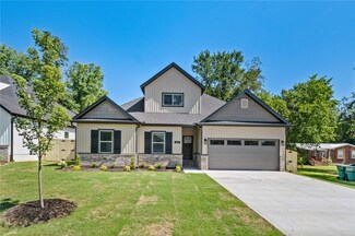 464 W 2nd St, Centerton, AR 72719