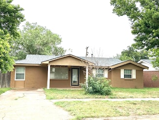 1012 S Lawn St, Hale Center, TX 79041
