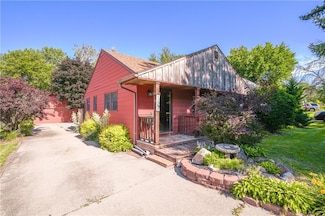 2400 Reynolds Ln, Des Moines, IA 50317
