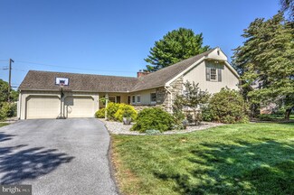 1220 Country Club Dr, Lancaster, PA 17601