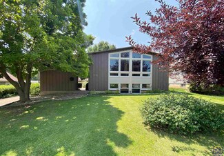 1721 SW 27th St, Topeka, KS 66611