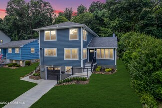 26 Bay St, Highlands, NJ 07732