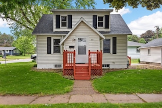 901 E 3rd St, Vinton, IA 52349