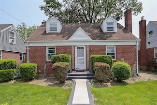 33 Cherry Ln, Carle Place, NY 11514