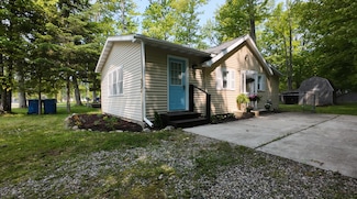 8584 E Houghton Lake Dr, Houghton Lake, MI 48629