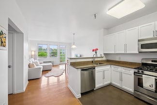 30 Freedom Way Unit 306, Jersey City, NJ 07305
