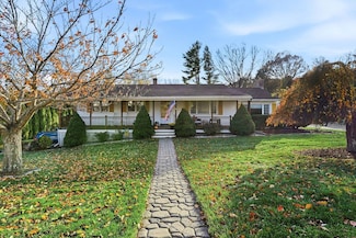 68 Apple Tree Ln, Wallingford, CT 06492