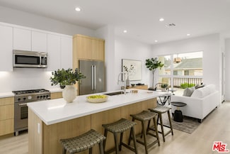 6122 Marbella Ln, Los Angeles, CA 91356