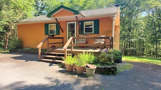 3116 Woodland Ct, Bushkill, PA 18324