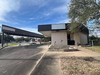 218 W Blum St, Alvin, TX 77511