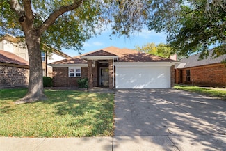 5711 Congressional Dr, Arlington, TX 76018