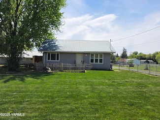 8812 Ahtanum Rd, Yakima, WA 98903