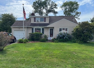 14 Eastwood Dr, North Babylon, NY 11703