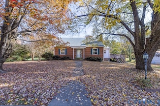 106 Courthouse Rd, Blackstone, VA 23824