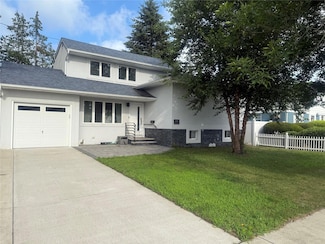 59 Cedar Dr, Farmingdale, NY 11735