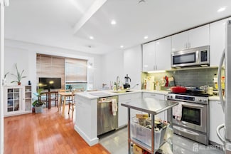 1 Shore Ln, Jersey City, NJ 07310