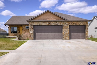 921 Terrace View Dr, Hickman, NE 68372