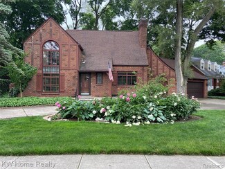 27943 Sunset Blvd W, Lathrup Village, MI 48076