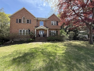 48 Hennessey Dr, Huntington, NY 11743