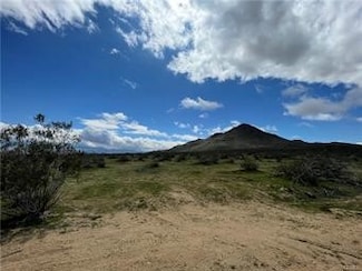 25 Falchion Rd, Apple Valley, CA 92307