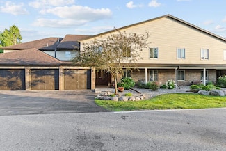 5000 Spinnaker Ln, Crown Point, IN 46307