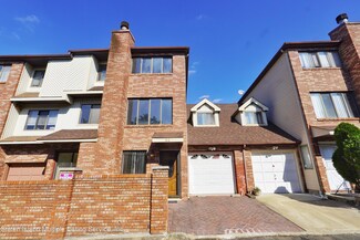44 Venus Ln, Staten Island, NY 10314