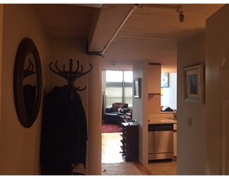 33 Maplewood Ave Unit 102, Gloucester, MA 01930