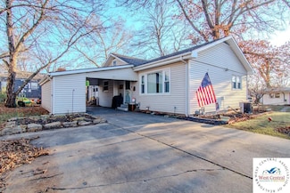 209 S Lawn St, Windsor, MO 65360