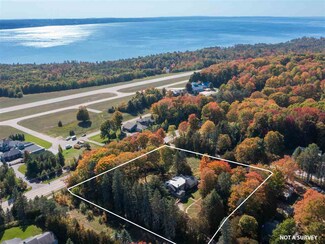 8470 Pleasantview Ln, Harbor Springs, MI 49740