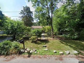 8 Woodlawn Ave, Selden, NY 11784
