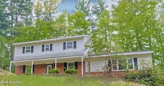 4 Woodshire Ct, Ballston Lake, NY 12019