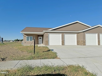 2912 Peach Tree Dr, Bismarck, ND 58504