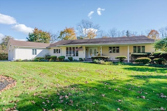 8 Penn Dr, Dix Hills, NY 11746