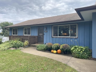 441 Walnut Ln, Saint Paul, MN 55124