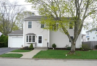 210 Pinecrest Dr, Pawtucket, RI 02861